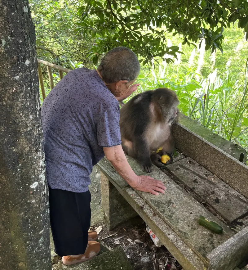 Xinxin and the nun at Yangu Temple