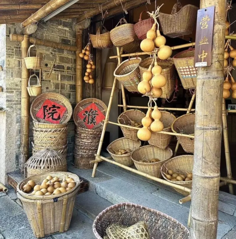 Улица Сывань (寺湾街) с ночными фонарями